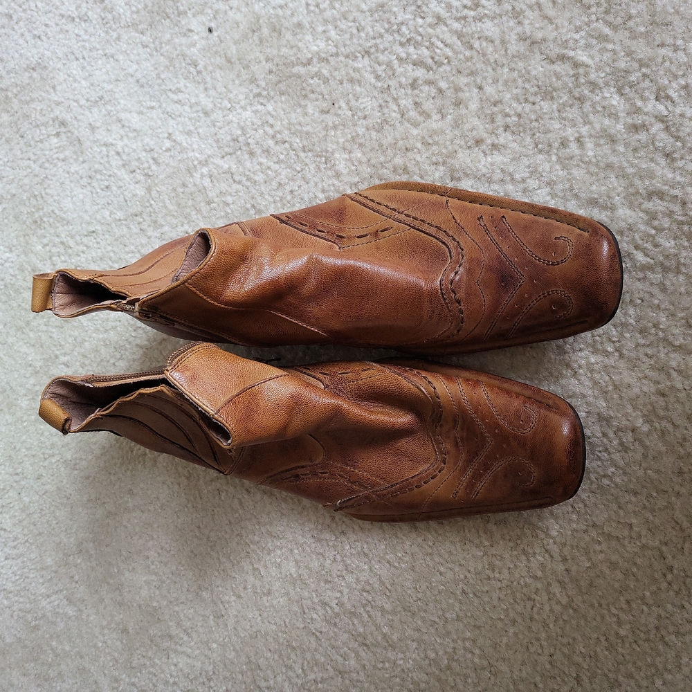 Men's, neutral colored low cut boot, size 10 1/2.
